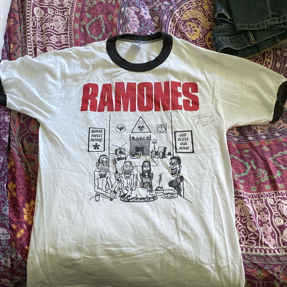 Collectors!!!!! Rare VINTAGE signed Ramones T shirt ….